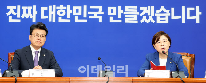 [포토]마주 앉은 양당 정책위의장들
