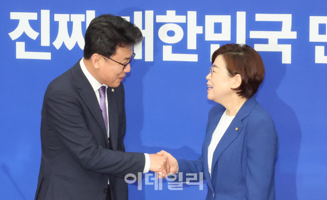 [포토]인사 나누는 김정재 국민의힘 정책위의장-진성준 더불어민주당 정책위의장