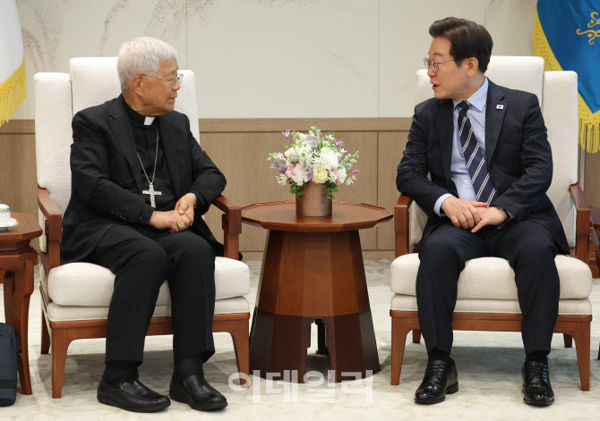[속보]李대통령 “교황 북한 한 번 들러달라”···유흥식 추기경 “로마 초청”