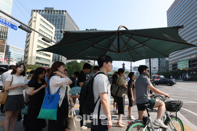 [포토]그늘막에서 잠시라도 더위 식혀요