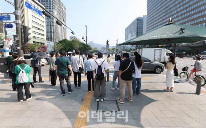 [포토]그늘막이 간절한 폭염 속 출근길