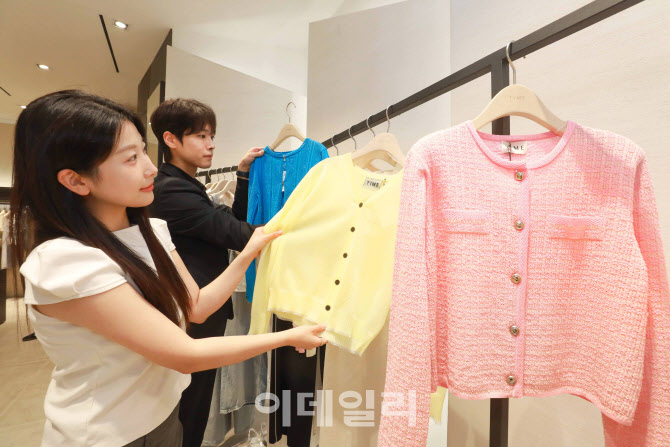 현대백화점 "이상 기후에 카디건·셔츠 매출 늘었다"
