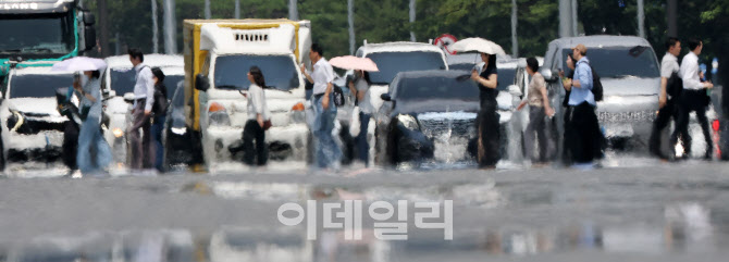 [포토]아지랑이 피어오르는 도로