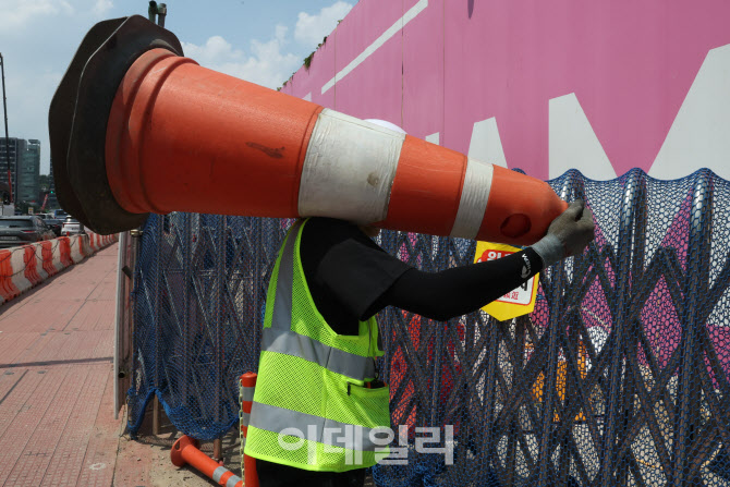 [포토]역대 최고치 폭염에 일하는 노동자