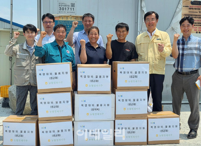 [포토] 안병우 축산경제대표, 폭염대비 축산농가 긴급 현장점검