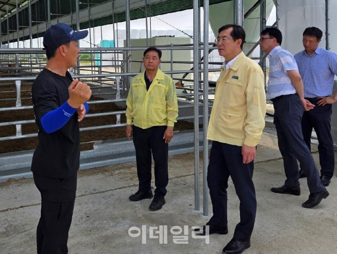 [포토] 축산농가 긴급 현장점검하는 안병우 축산경제 대표