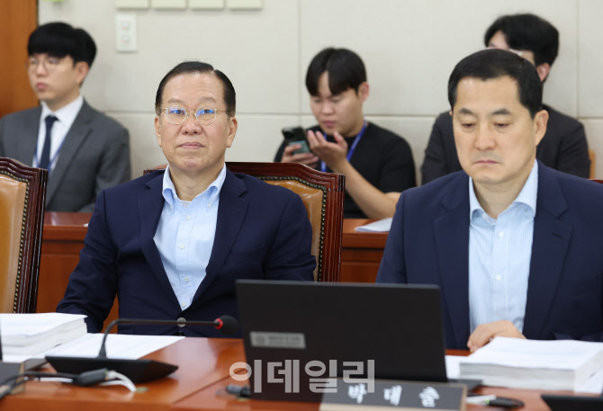 [포토]'기재위 전체회의 참석한 권영세 의원'