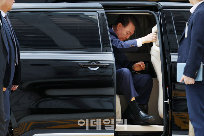 [포토] 하차하는 윤석열 전 대통령