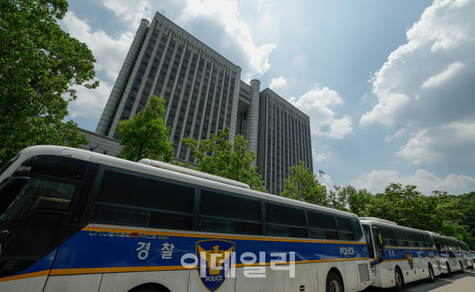 [포토] 서울중앙지법 차벽