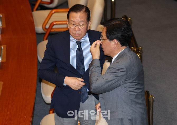 [포토]본회의, '논의하는 송언석-권영세'