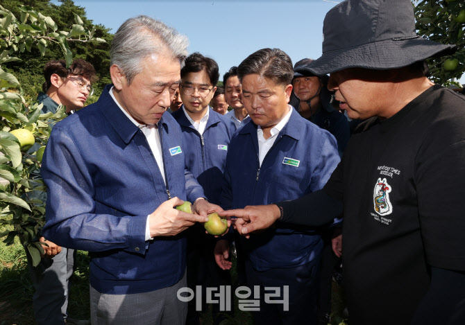 [포토] 강호동 농협회장, 경북 문경 사과농가 피해상황 점검