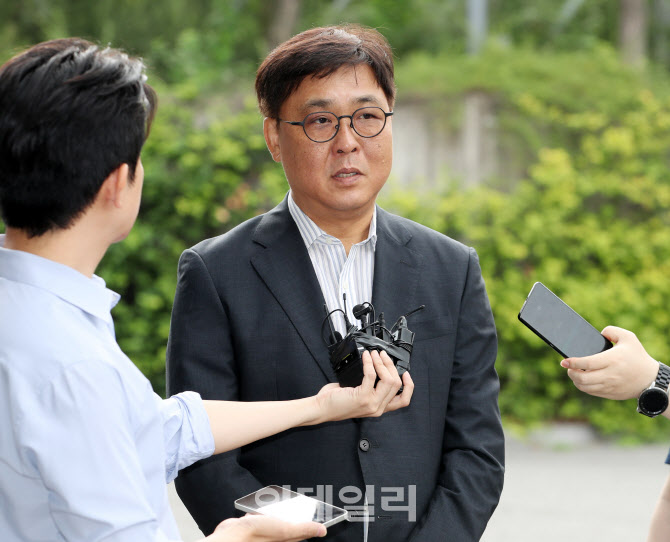 [포토] 첫 출근 소감 밝히는 최휘영 장관 후보자