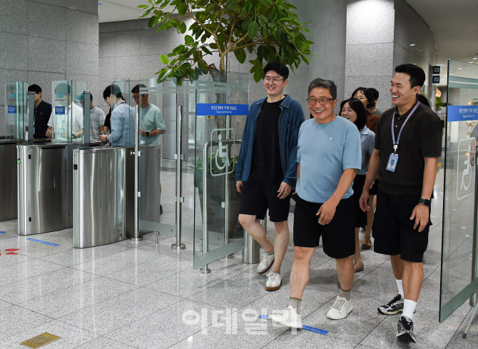 [포토]인천공항공사, '시원한 반바지 데이' 시행...유연한 기업문화 조성 앞장