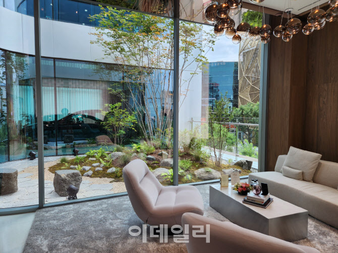 마이바흐의 韓 사랑…압구정에 세계 최초 브랜드센터 오픈