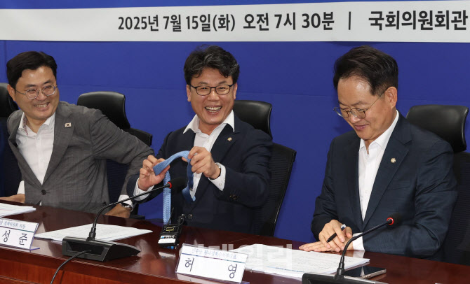 [포토]폭염 대책 당정 간담회, '넥타이 푸는 진성준 정책위의장'