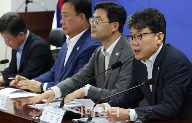 [포토]폭염 대책 당정 간담회, '모두발언하는 진성준'
