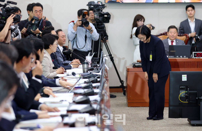 [포토]인사청문회, '의원들에게 인사하는 한성숙 후보자'