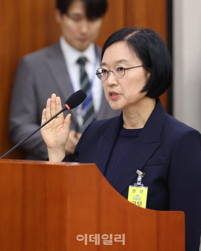 [포토]인사청문회, '선서하는 한성숙 후보자'