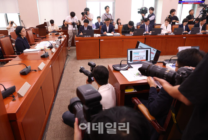 [포토]'답변하는 한성숙 중기부 장관 후보자'