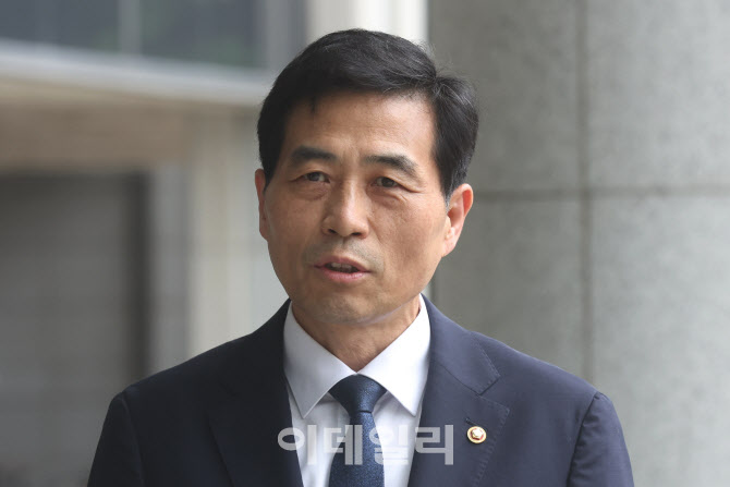 [포토]김민기 국회 사무총장, 참고인 신분으로 특검 출석