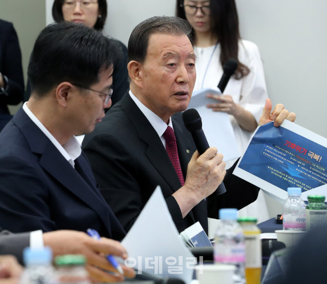 [포토] 물가대책TF 간담회 발언하는 홍문표 aT 사장