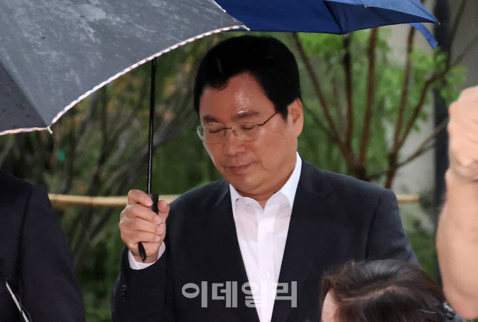 [포토]김건희 여사 특검 출석하는 윤창호 전 한국증권금융 사장