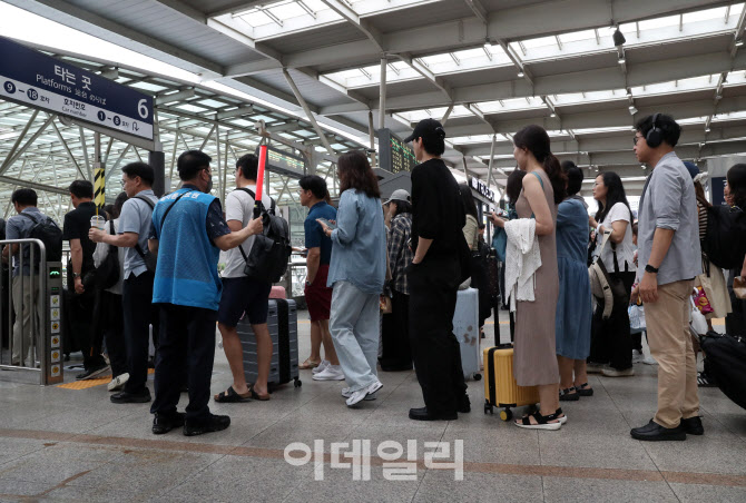 [포토] 열차 지연으로 승객 불편 발생
