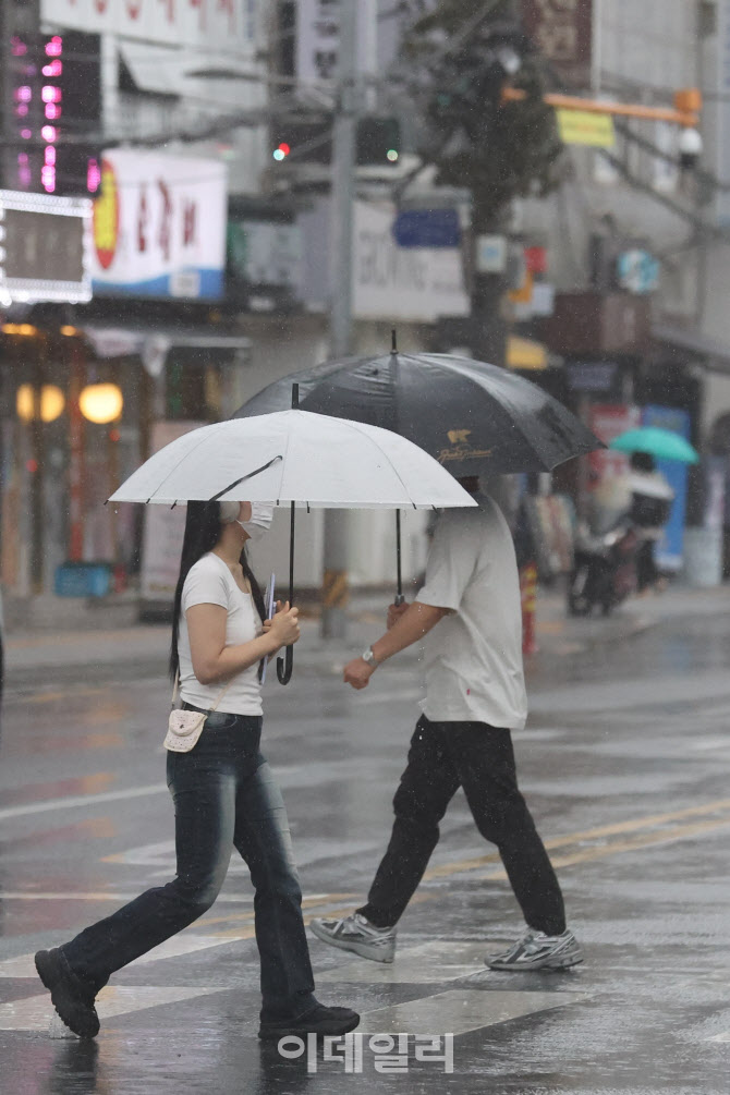 [포토]폭우에도 이동하는 시민들