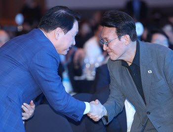 전국 상의 회장단 72% "새정부 이후 경제 나아질 것"