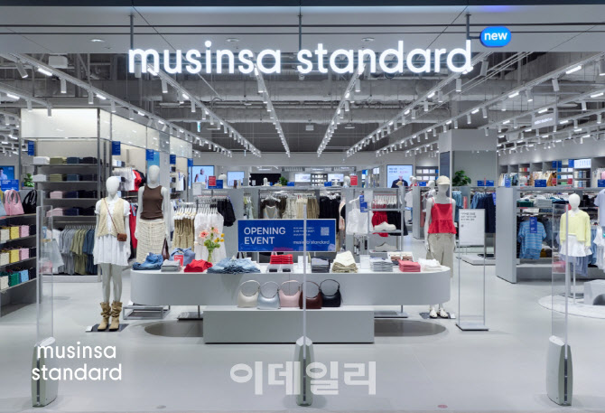 무신사 스탠다드, 서울 동부 첫 매장 '더리버몰 강동점' 오픈