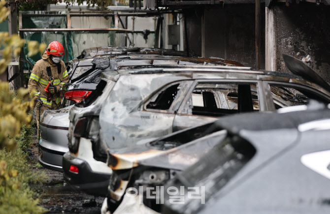 [포토]'광명시 소화동 아파트 화재현장 조사'