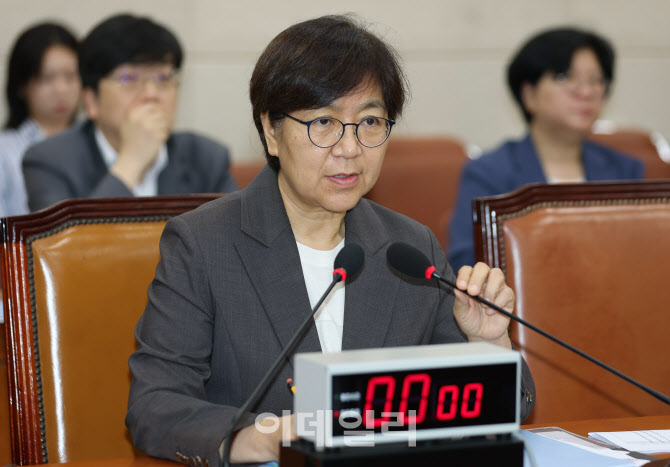 [포토]정은경, '강원 지인과 함께 농사...손 소독제 주식 판 적 없다'