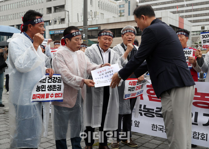 [포토] 대통령실에 건의문 전달하는 농축산인 대표들