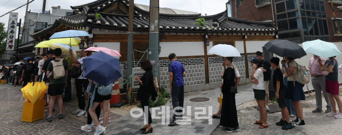 [포토]초복, 삼계탕집 앞 문전성시