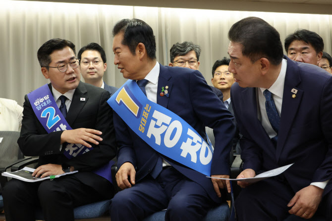鄭 "내란당 뿌리뽑아야" 朴 "李에게 필요한 대표"…與 영남서 전대투표
