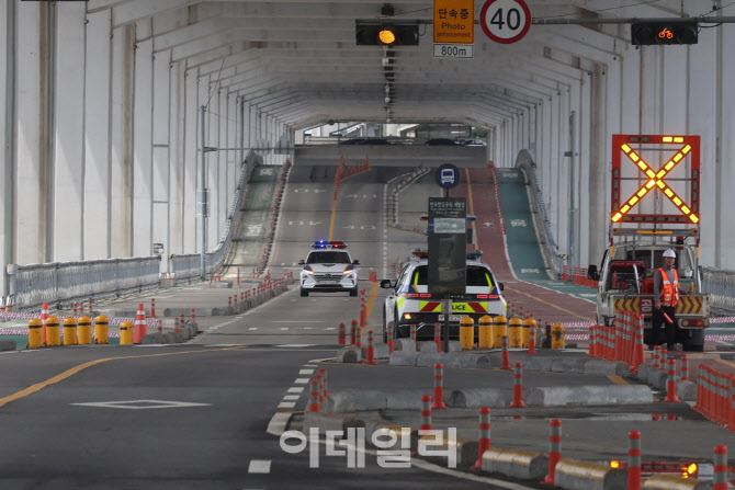 [포토]팔당댐 방류로 통제된 잠수교