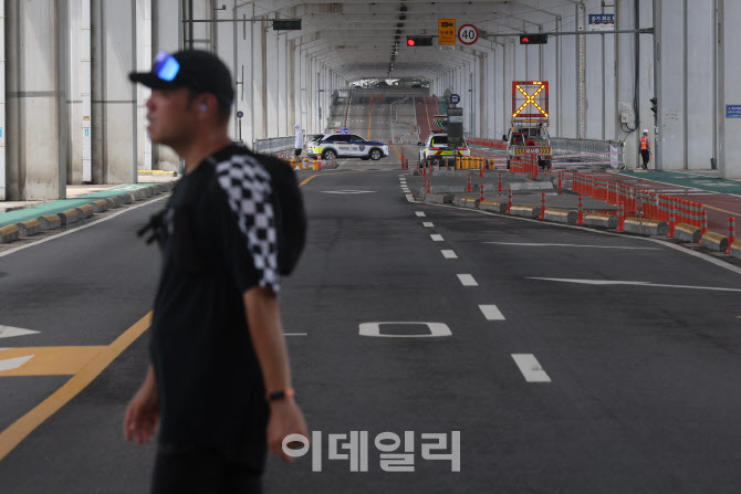 [포토]팔당댐 방류량 늘어나면서 잠수교 통제