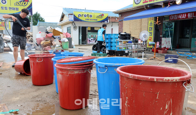 [포토]비 그친 뒤 수해 복구 구슬땀