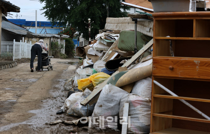 [포토]집 밖으로 꺼내진 살림살이