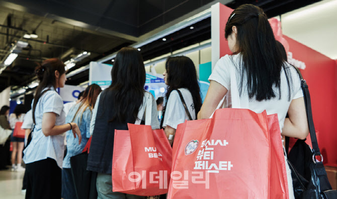 패션·뷰티 양축 세운 무신사…중고·PB로 '외연' 넓힌다