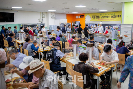 아워홈, 초복맞아 전국 복지관서 보양식 나눔