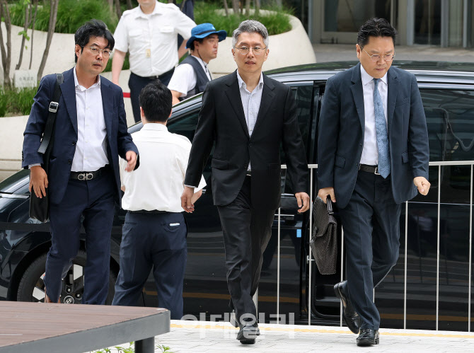 [포토]민중기 특검 향하는 류긍선 카카오모빌리티 대표