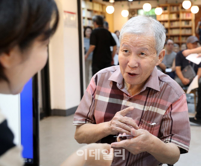 [포토] 민생회복 소비쿠폰 수령