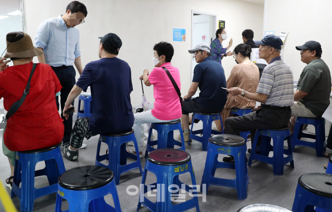 [포토] 남영동주민센터 소비쿠폰 신청 대기