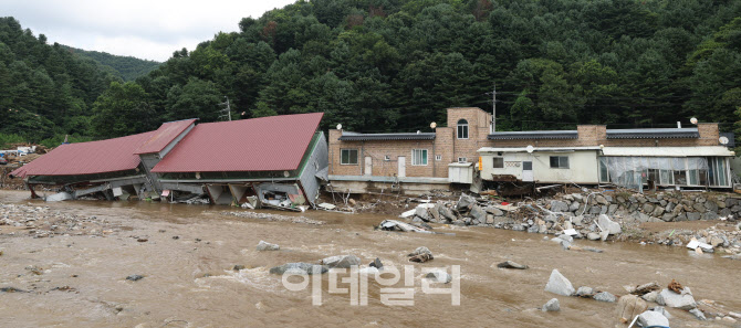 [포토]십이탄천 인근 잠겨버린 식당