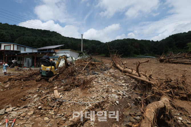 [포토]형태를 알아볼 수 없는 산사태 피해 현장
