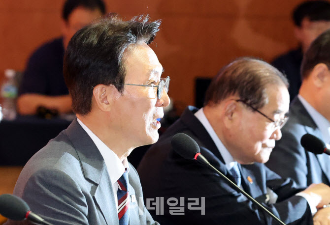 [포토]광복 80년 기념사업추진위원회 출범식에서 인사말하는 김민석 총리
