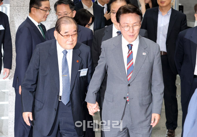 [포토]이종찬 광복회장 겸 공동위원장 손 잡고 입장하는 김민석 국무총리