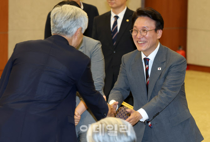 [포토]광복 80년 기념사업추진위원들과 인사 나누는 김민석 국무총리
