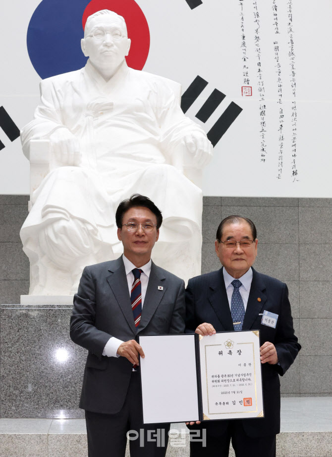 [포토]광복 80년 기념사업추진위원장 위촉장 전달하는 김민석 총리